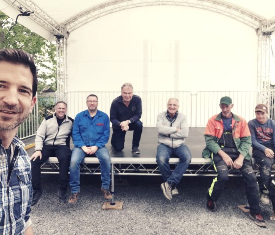 Die B&uuml;hne im Biergarten wird aufgebaut, &copy; DODO-Treff