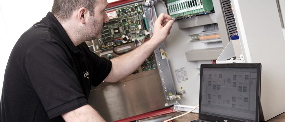 Zentralenprüfung, © Bender Systeme/Fotostudio Nieder