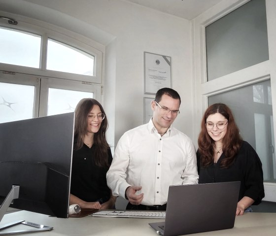 Das Team: Leonie Wa&szlig;enberg, Tim Alexander Heyner und Lena Winkelmann, &copy; Braincode Consulting GmbH