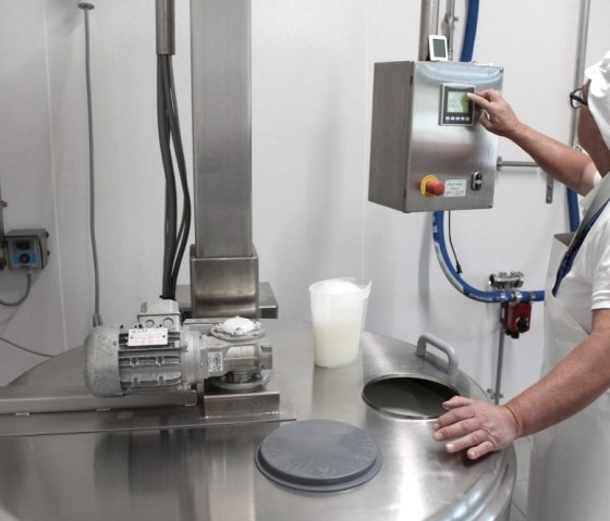 Hommerdinger - Produktion, &copy; Hommerdinger K&auml;se-Manufaktur &amp; Ziegenhof