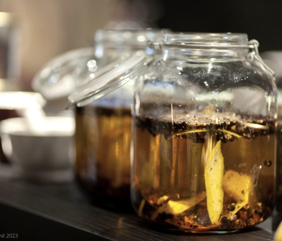 Der Gin zieht mit den Gew&uuml;rzen, &copy; Euelsberger