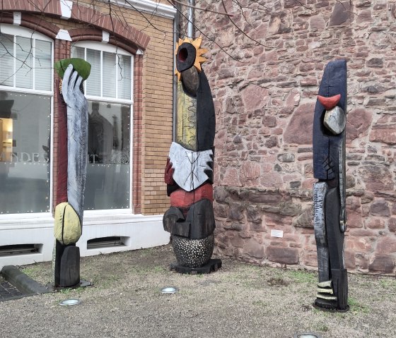 Die Skulpturengruppe "Geschichtenerz&auml;hlerin" von Ralph Kleiner am Standesamt. , &copy; Eifel Tourismus/Petra Grebe