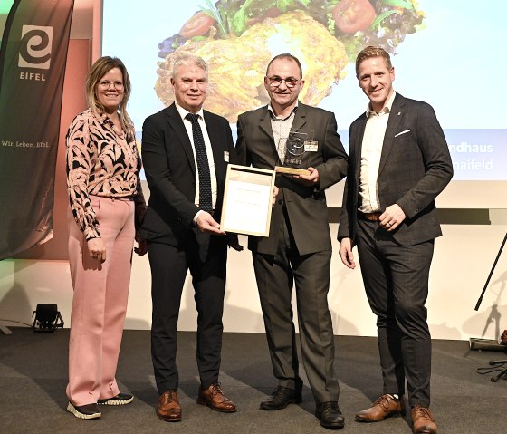 G&uuml;nter L&ouml;ffel erhielt den EIFEL Award "Regionale Wertsch&ouml;pfung", &copy; Eifel Tourismus GmbH/Petra Grebe