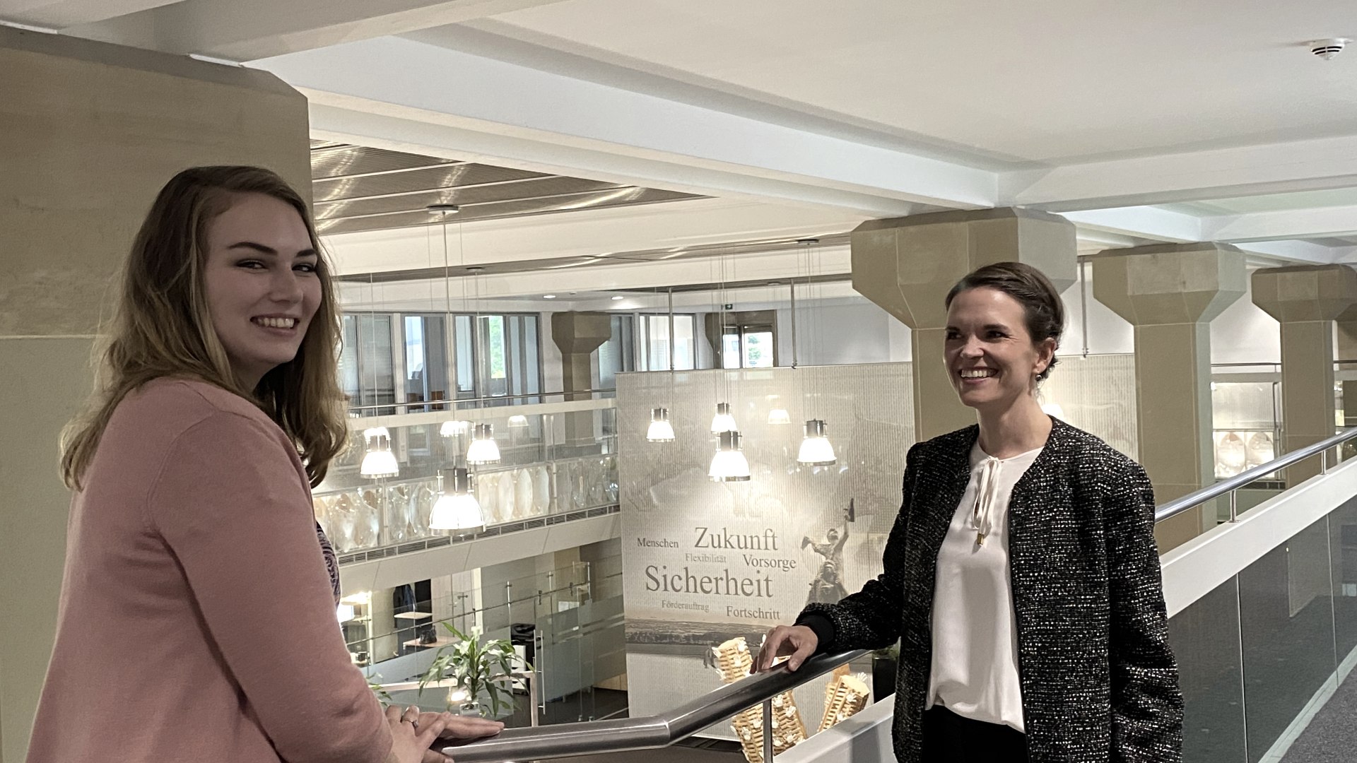 Carola Schwarz, Teamleiterin f&uuml;r den Bereich Kultur- und Personalmanagement (rechts) und Mitarbeiterin Sarah Gibalowski in der Gesch&auml;ftsstelle der Volksbank Eifel eG., &copy; Eifel Tourismus