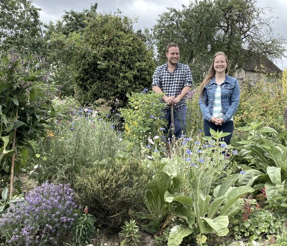 Max Näckel und Alexandra Malzer im Garten, © Annas Eifelgarten