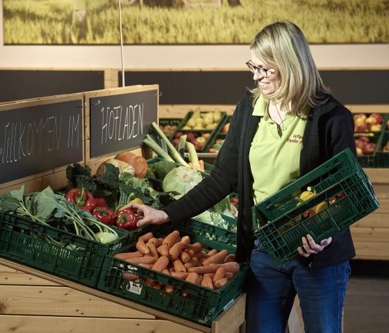 Tatjana Adams im Hofladen, &copy; Klaus-Peter Kappest