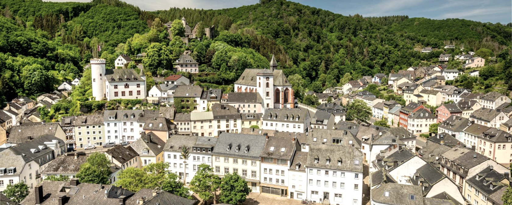 Blick &uuml;ber Neuerburg, &copy; Eifel Tourismus GmbH/Dominik Ketz