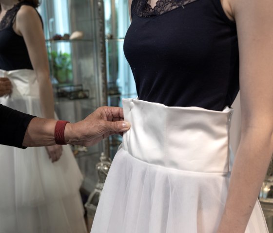 Bei der Anprobe, &copy; Margret Gasper