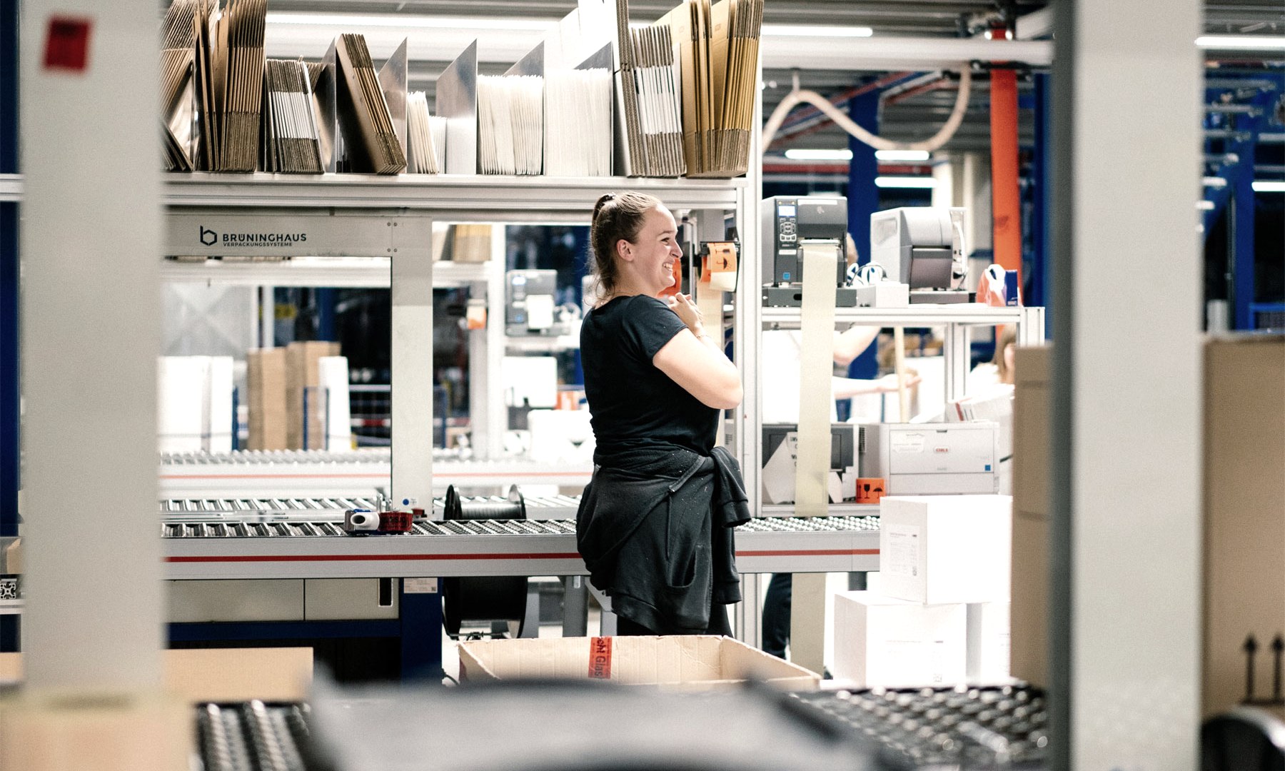Als Verpackungspolster dienen Alt-Kartonagen - Luftpolsterfolien aus Kunststoff wurden abgeschafft, © Zukunftsinitiative Eifel (c) Lars May