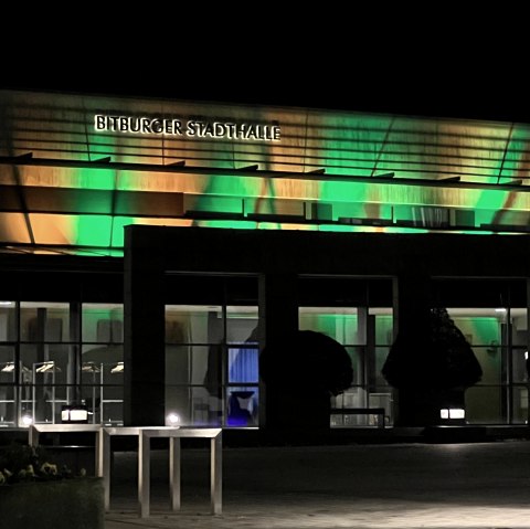 Stadthalle bei Nacht, &copy; TI Bitburger Land