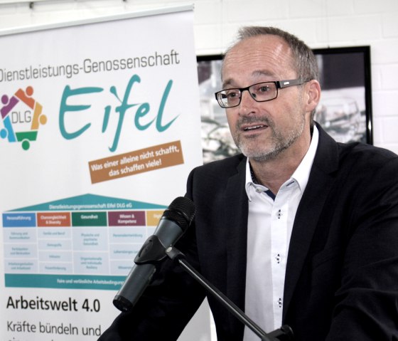 Alle Bausteine kann ein einzelner Betrieb nicht stemmen, vor allem nicht die kleinen&ldquo;, so Rotkreuz-Kreisgesch&auml;ftsf&uuml;hrer Rolf Kl&ouml;cker, der gemeinsam mit anderen Betrieben die Dienstleistungsgenossenschaft Eifel DLG eG gegr&uuml;ndet hat, um eine regionale Infrastruktur rund um die Themen Personalf&uuml;hrung, Chancengleichheit, Gesundheit, Kompetenz und Digitalisierung zu installieren., &copy; DRK Euskirchen/Archiv ProfiPress