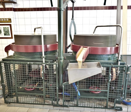 Zwischen den Basalt-Lava-Steinen wird die Maische gemahlen, &copy; Historische Senfm&uuml;hle Monschau