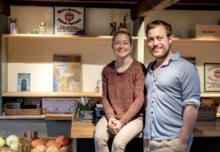 Alexandra Malzer und Max N&auml;ckel im Hofladen, &copy; Annas Eifelgarten