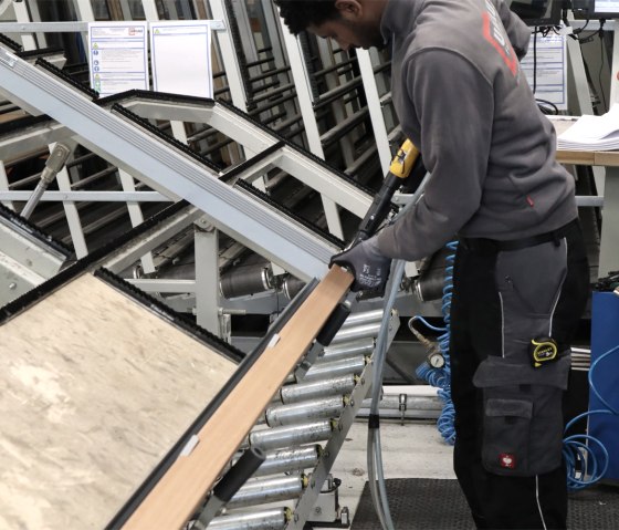 Innovative Fertigung und qualifizierte Handwerksarbeit gehen bei UNILUX flie&szlig;end ineinander. 