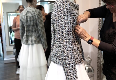 Bei der Anprobe, &copy; Margret Gasper