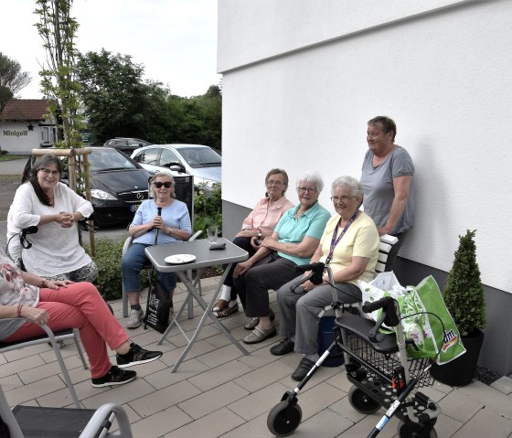 Die Bewohner treffen sich gerne drau&szlig;en, &copy; Ado Blaeser