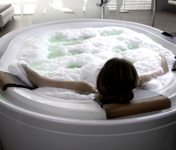 Ergo- und Whirlwanne heute, &copy; HOESCH Design GmbH