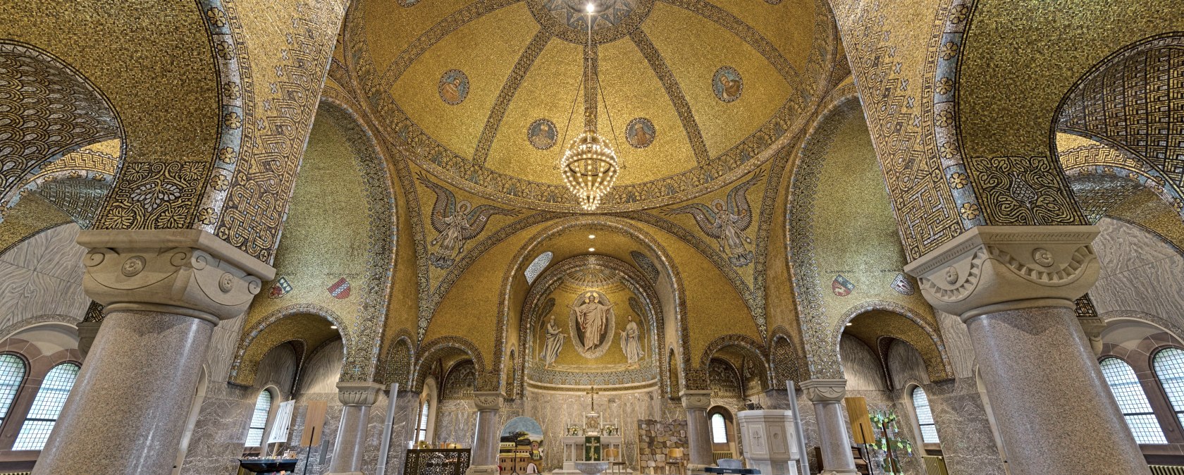 Erl&ouml;serkirche Gerolstein Innenansicht, &copy; Foto Achim Meurer, https://achimmeurer.com/