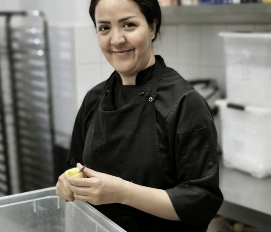 Mit im K&uuml;chenteam: Khadija, &copy; L&ouml;ffel's Landhaus