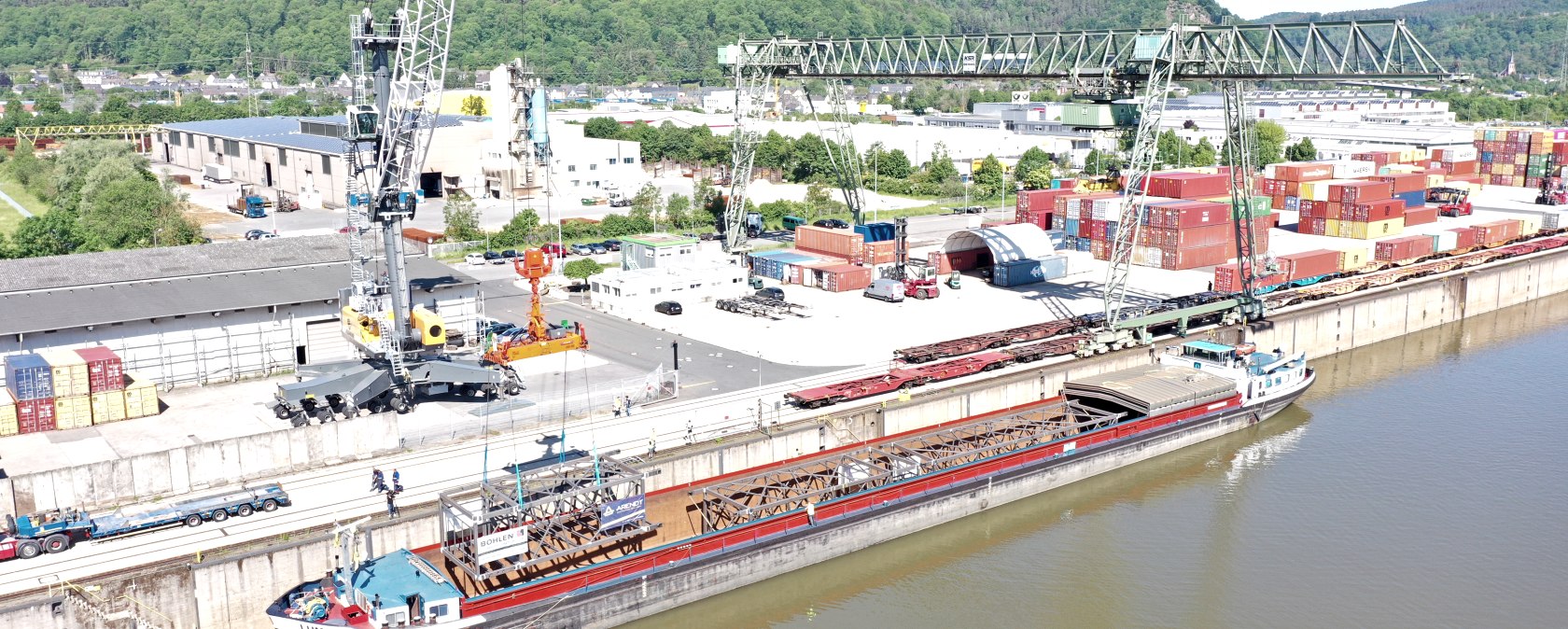 Ein Binnenschiff wird verladen, &copy; Trierer Hafengesellschaft mbH