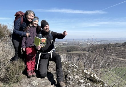 Sven Nieder, Laali Lyberth und Tochter Nivikka lieben es, auf Entdeckungstour durch die Eifel zu gehen &ndash; nat&uuml;rlich auch mit einem Geo-Reisef&uuml;hrer extra f&uuml;r Familien, der in ihrem Verlag erschien, &copy; Kraterleuchten Verlag