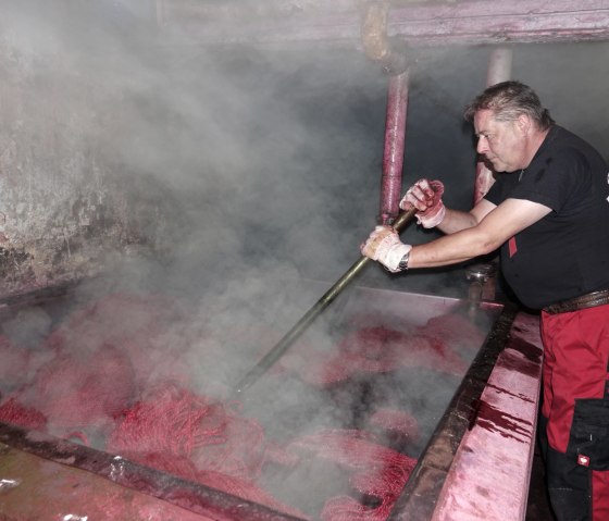 Beim F&auml;rben, &copy; Gary Retterbush