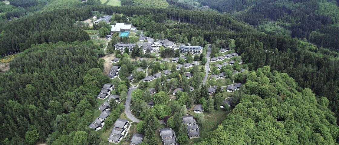Blick von oben auf die Hotelanlage, © Sporthotel Grafenwald