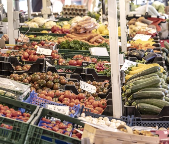 Der w&ouml;chentlich stattfindende Wochenmarkt ist ein gro&szlig;er Anziehungspunkt, &copy; Eifel Tourismus GmbH/Vollmer
