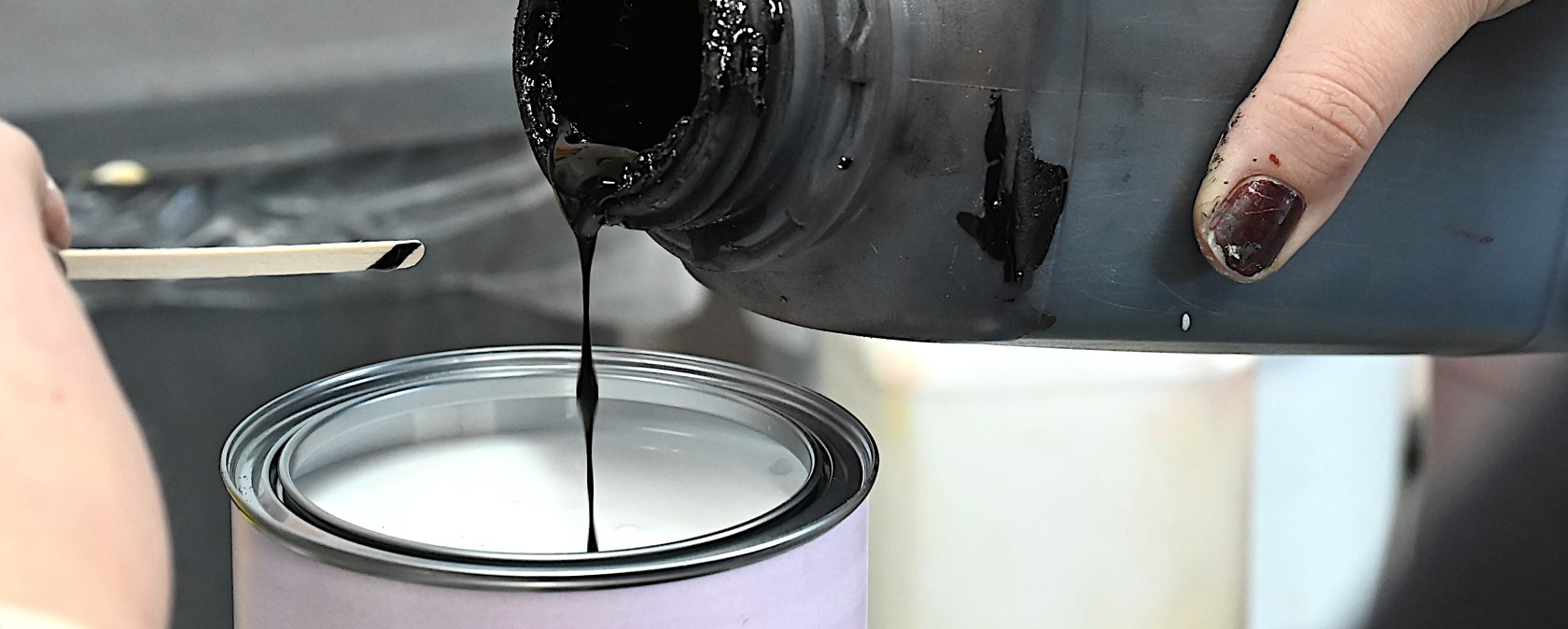 Sorgf&auml;ltig werden die Farben angemischt, &copy; Eifel Tourismus GmbH/Petra Grebe