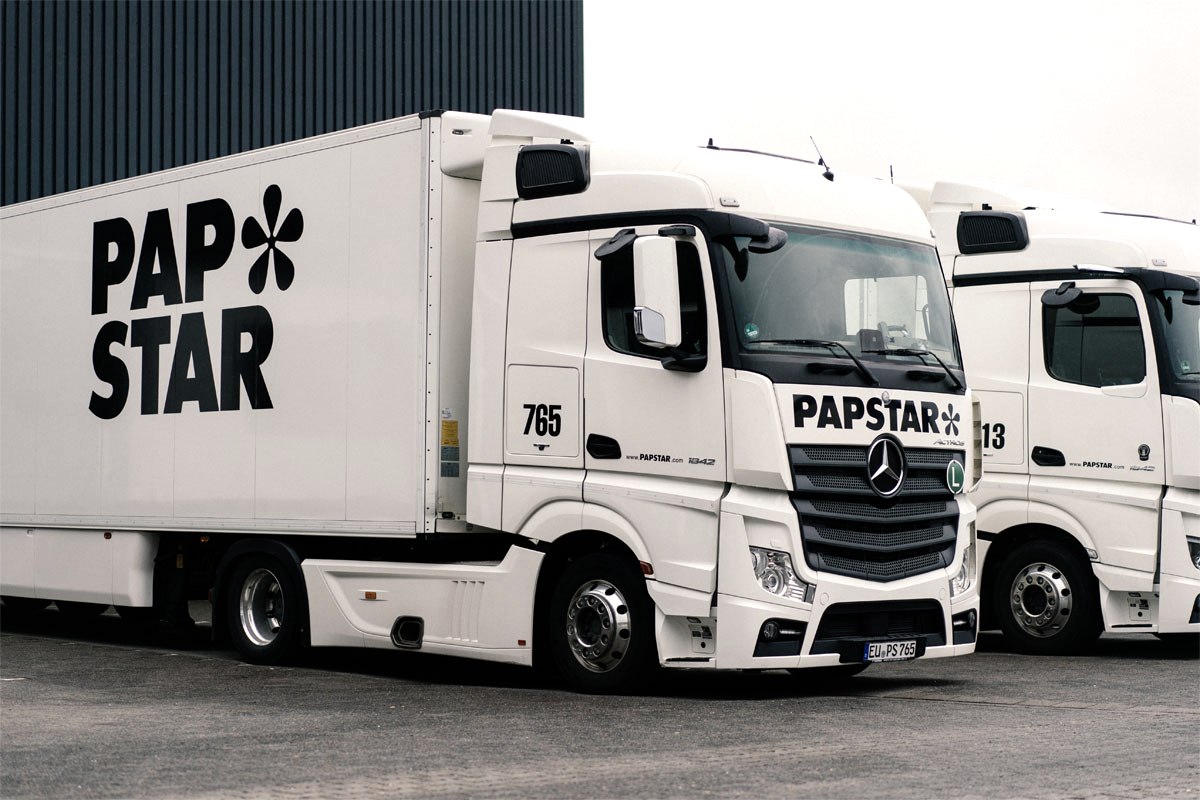 Nachhaltigkeit auch im Fuhrpark: Die firmeneigene LKW-Flotte besteht ausschlie&szlig;lich aus schadstoffarmen Euro 6 Fahrzeugen, die doppelst&ouml;ckig beladen werden k&ouml;nnen und so eine optimale Ausnutzung des Transportvolumens sicherstellen. , &copy; Zukunftsinitiative Eifel (c) Lars May
