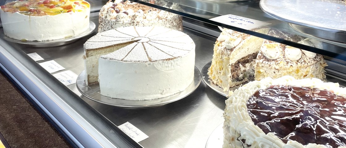 Im Caf&eacute; gibt es eine gro&szlig;e Kuchenauswahl, &copy; Hotel Schlossblick