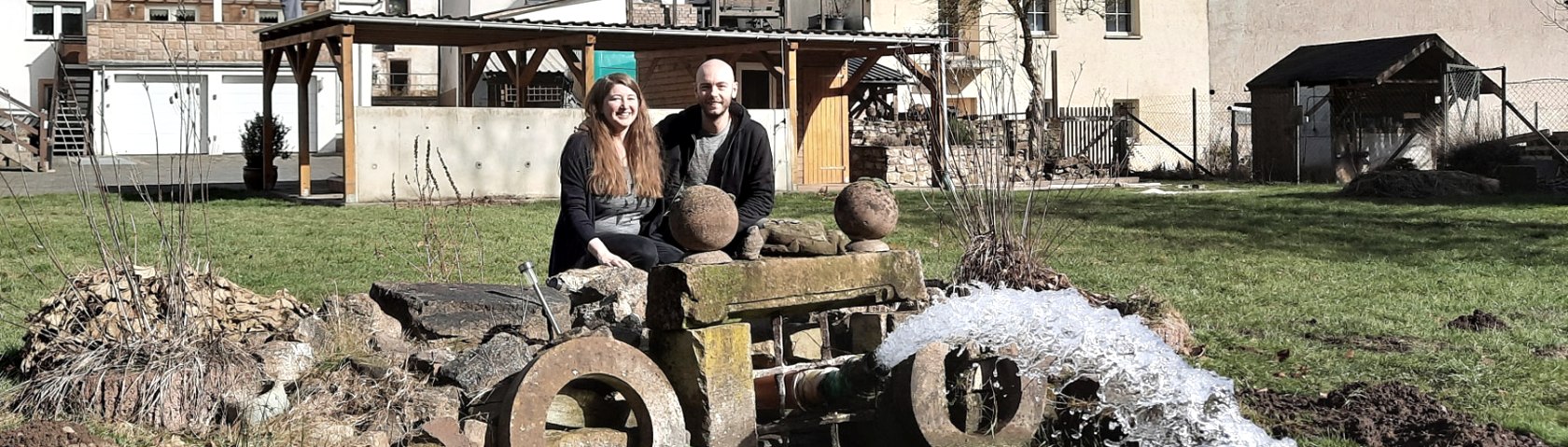 Julia und Helge Kunze im heimischen Garten, © Zukunftsinitiative Eifel 