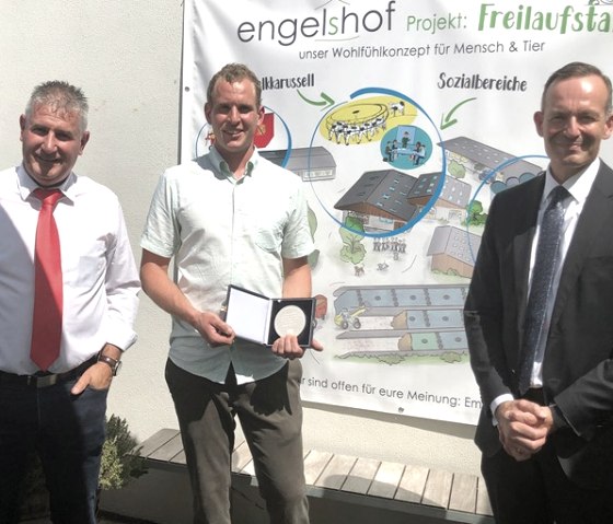 Verleihung der Wirtschaftsmedaille RLP durch RLP-Wirtschaftsminister Volker Wissing (re), &copy; Billigen Ingenieur- &amp; Planungsb&uuml;ro