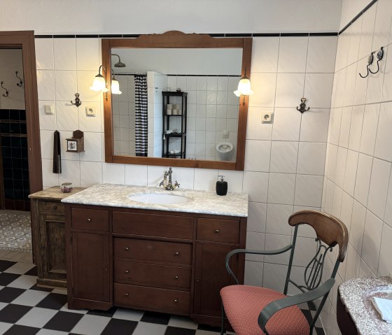 gro&szlig;es Badezimmer