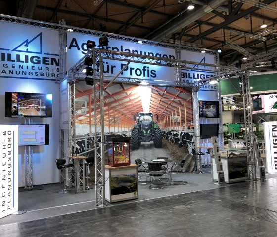 Pr&auml;sentation auf einer Messe, &copy; Billigen Ingenieur- &amp; Planungsb&uuml;ro