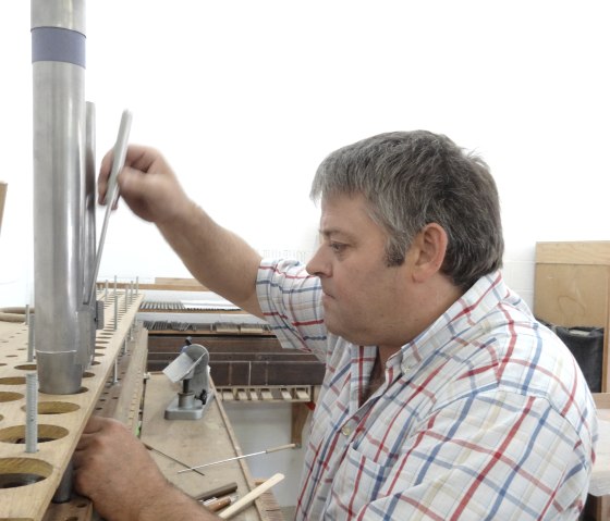 Ein Intonateur bei der Arbeit, © Orgelbau Schumacher