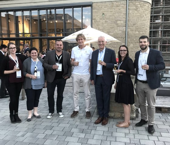 Am Rande des Young Scientists Symposiums in der Bitburger Brauerei (v. l. n. r. Gianna Schober, Jennifer Hoffmann, Holger Weinand, Jan Niewodniczanski, Prof. Dr.-Ing. Jens Voigt, Dr. Miriam Wei&szlig;, Dr. Michael F&eacute;chir)