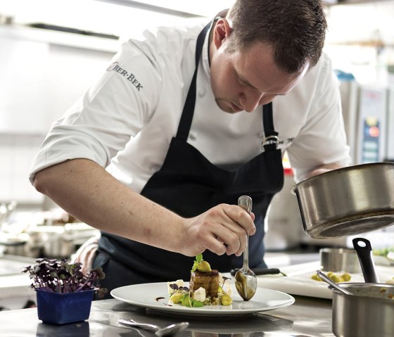 Sven Molitor beim Anrichten, © Hotel zur Post