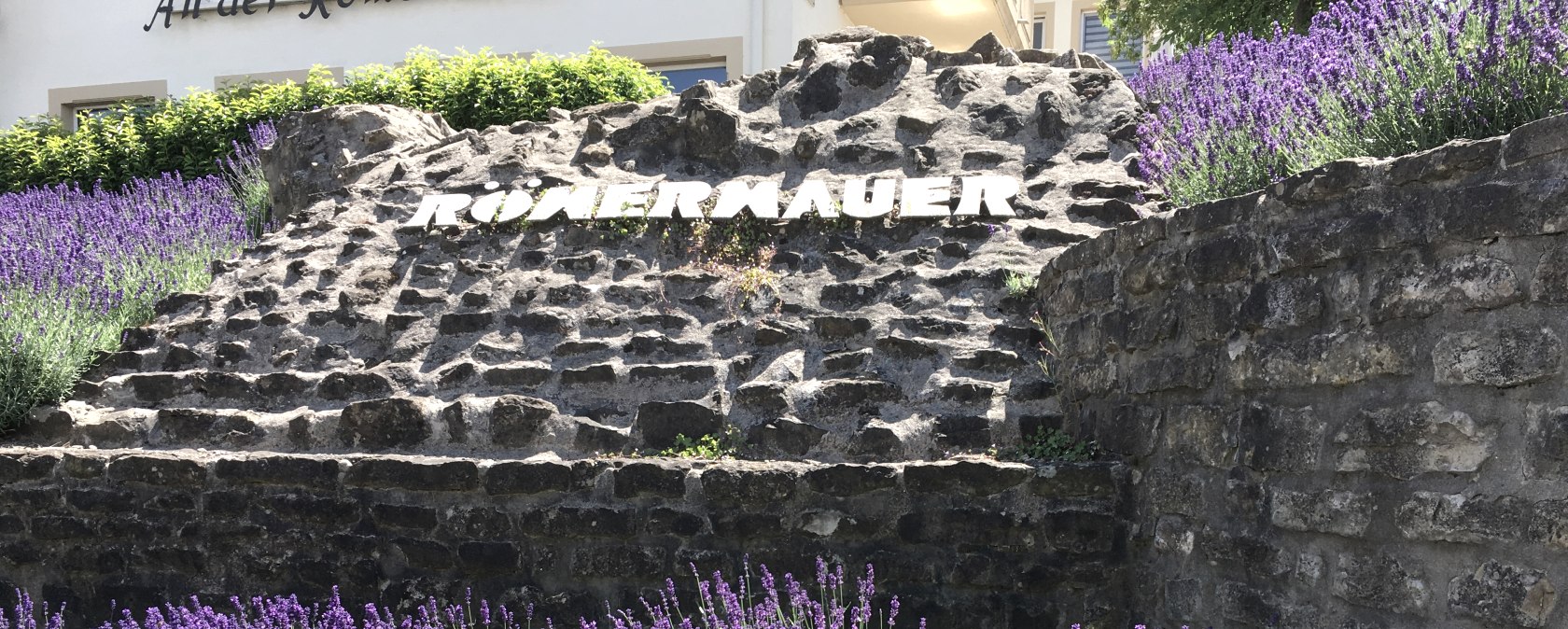 R&ouml;mermauer mit Lavendel, &copy; TI Bitburger Land