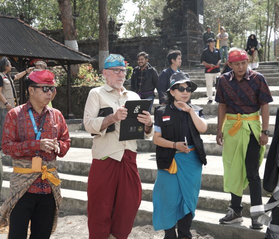 Andreas Sch&uuml;ller bei einer Exkursion nach Indonesien, &copy; Natur- und Geopark Vulkaneifel