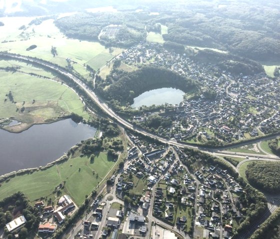 Luftbildaufnahme Ulmener Maar und Weiher