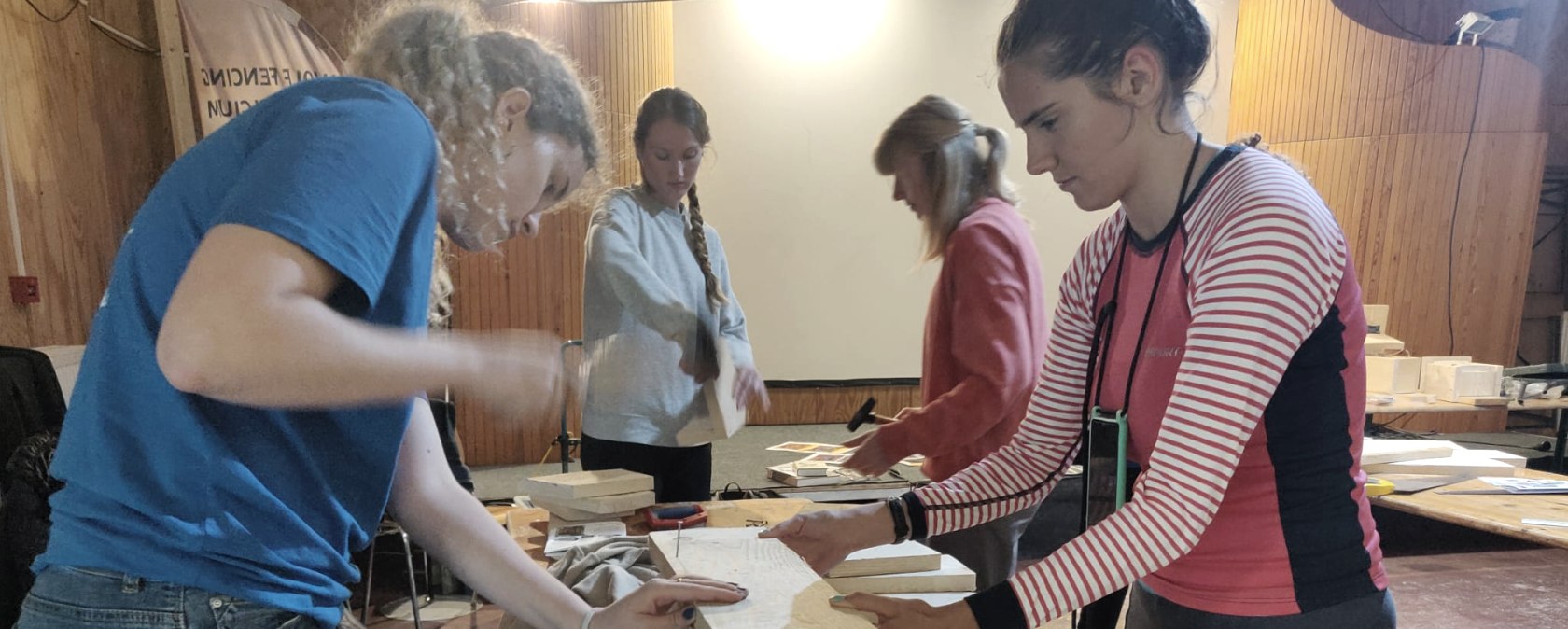 Nistkastenbau im Rahmen eines Jugendcamps, © Naturpark Nordeifel