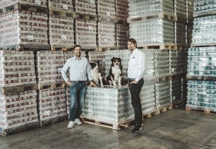 Die Br&uuml;der Michael (li) und Markus Koller mit ihren Hunden im Lager, &copy; Lorena Kr&auml;mer