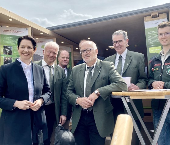 Ralf Stadler (3.v.r.) mit Silke Gorißen, Ministerin für Landwirtschaft und Verbraucherschutz des Landes Nordrhein-Westfalen. , © Wald und Holz/Petra Klinkhammer