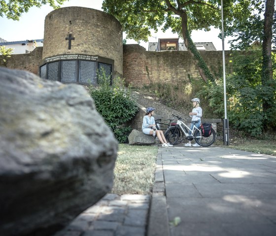 An der historischen Stadtmauer, © Eifel Tourismus GmbH/Dennis Stratmann