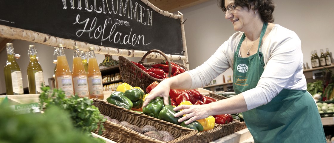 Mitarbeiterin im Hofladen, &copy; Hof Breit