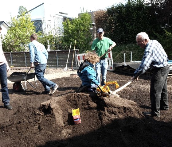 Alle helfen beim Bau mit und entwickeln damit auch ihre Gemeinschaft, © PrymPark-Quartiersgesellschaft