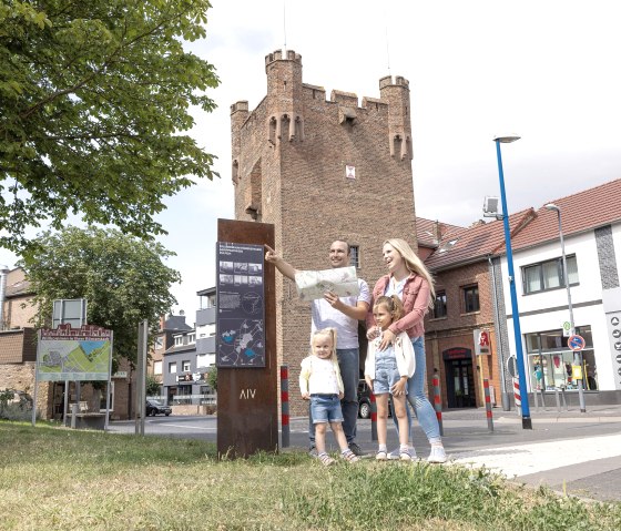 Ausflug in Z&uuml;lpich. Am M&uuml;nstertor, &copy; Eifel Tourismus GmbH/Tobias Vollmer