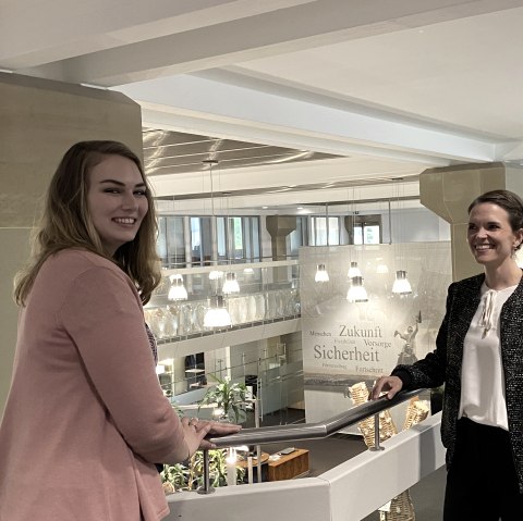 Carola Schwarz, Teamleiterin f&uuml;r den Bereich Kultur- und Personalmanagement (rechts) und Mitarbeiterin Sarah Gibalowski in der Gesch&auml;ftsstelle der Volksbank Eifel eG., &copy; Eifel Tourismus