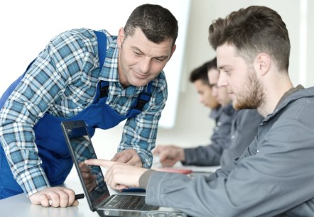 Ausbildung KfZ, &copy; Adobe Stock / auremar 